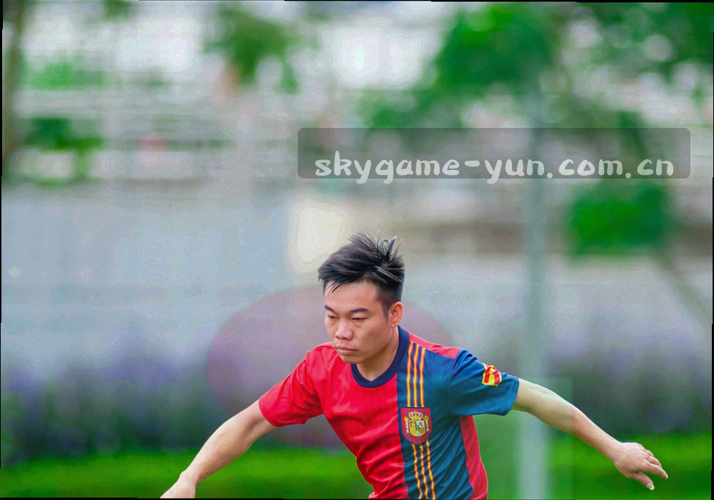 手机界面截图，显示开赛前十分钟推送的首发阵容与伤停名单